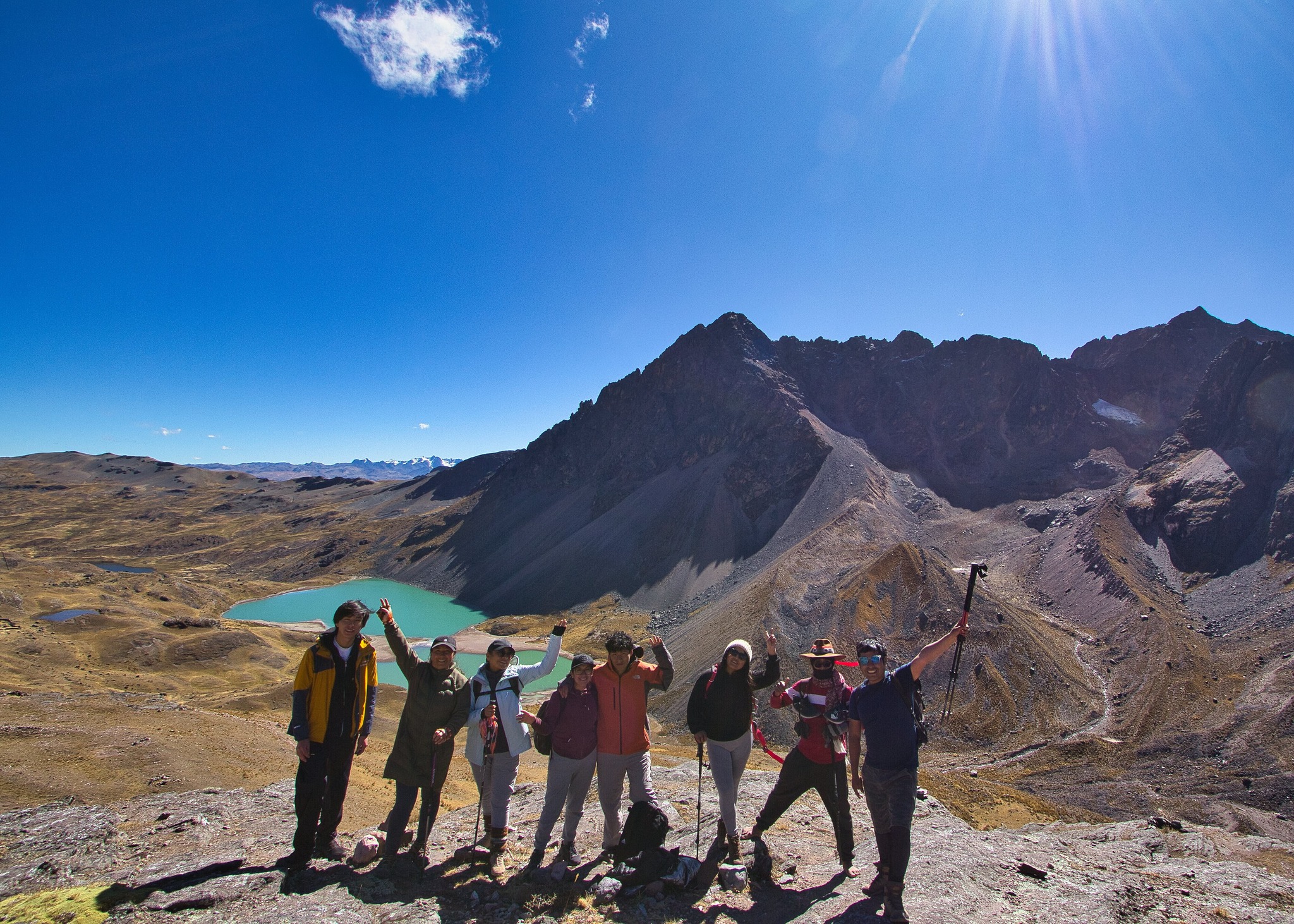 Grupo de viajeros recorriendo las montañas de los Andes